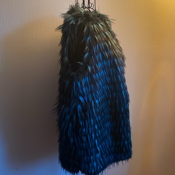 $🔽Beautiful Christmas 🎄 Closet Addition! Teal Green and Black Winter Tunic Vest. - Picture 4 of 8